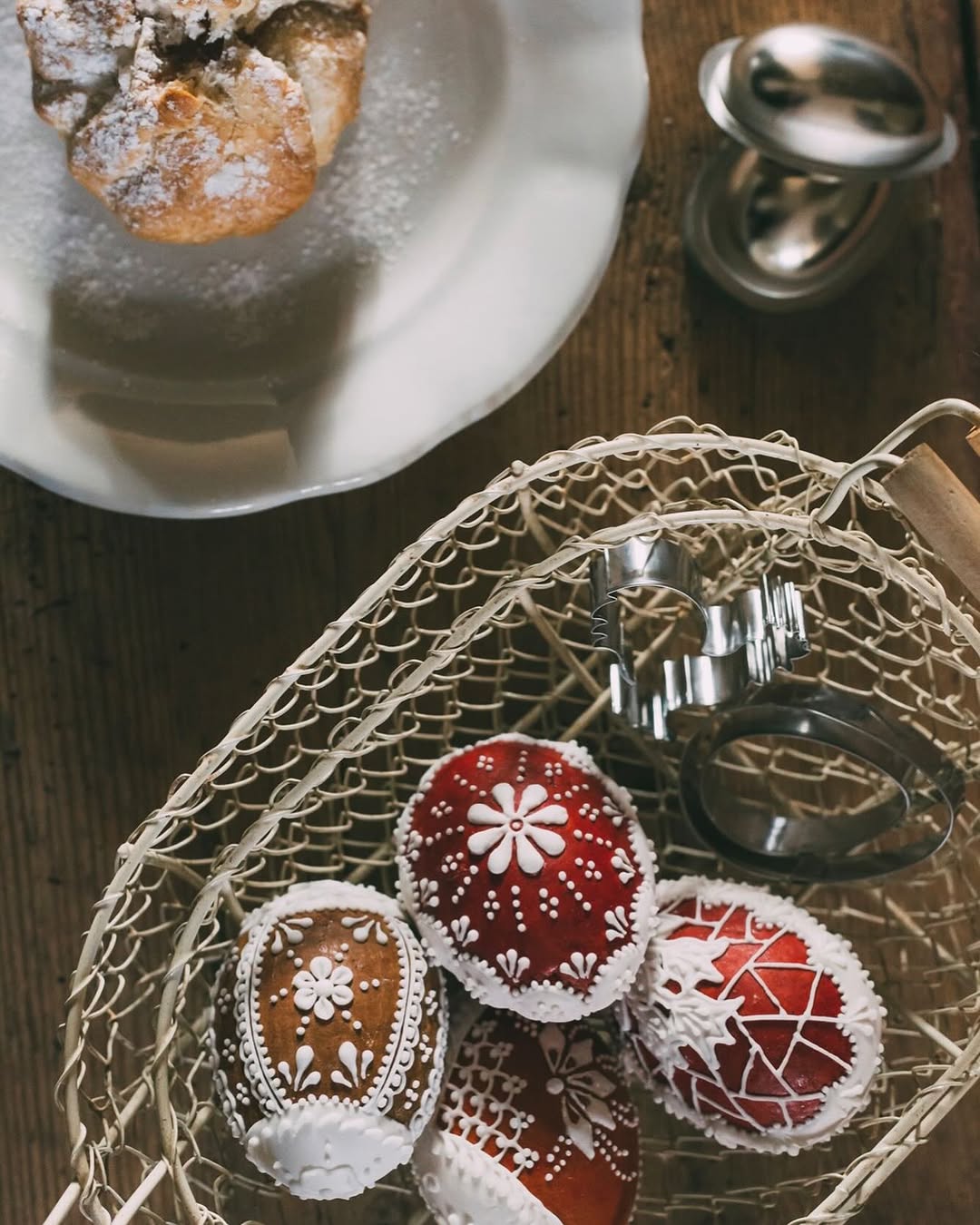 Cukrářské a pekařské trendy pro letošní Velikonoce
se opírají o balanc mezi tradicí a moderním přístupem.

🥚Luxusní čokoláda má zelenou.
🐣Inspirace z přírody využívá hlavně motivů zajíčků a vajíček s ornamenty.
🐥 Velké oblibě se těší také formy na beránky, zajíčky a kraslice.

A co vy? Jste věrni tradici, nebo vás jaro vede k experimentování?