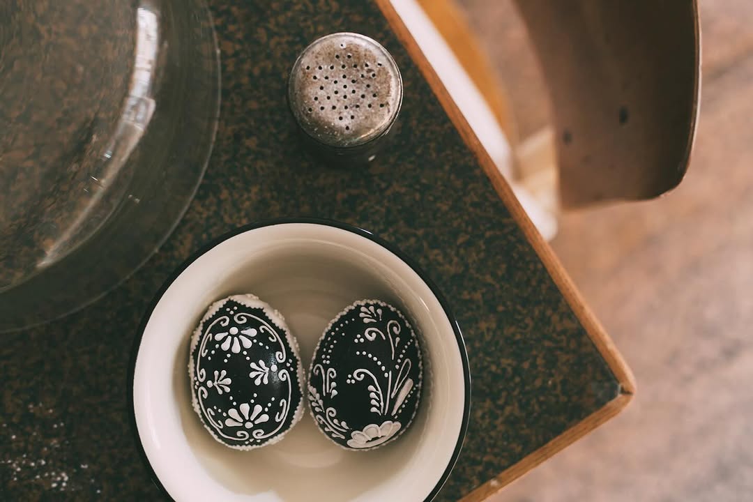 I černá barva perníkových kraslic může zpestřit váš velikonoční stůl.